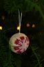 Kerstbal met rode bloem, vilt, zandkleur, Ø6 cm