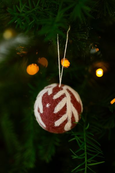 Rode kerstbal met witte tak, vilt, Ø6 cm
