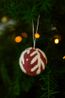 Rode kerstbal met witte tak, vilt, Ø6 cm