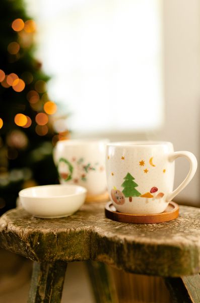Mok, steengoed, dieren in een kerstbos, Ø8.5 cm