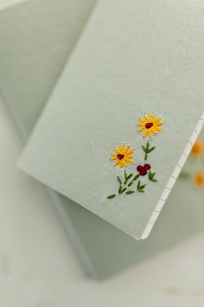 Heft, farbiges Kraftpapier, gestickte Blume, A5