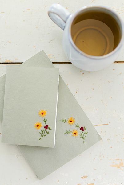 Heft, farbiges Kraftpapier, gestickte Blume, A5