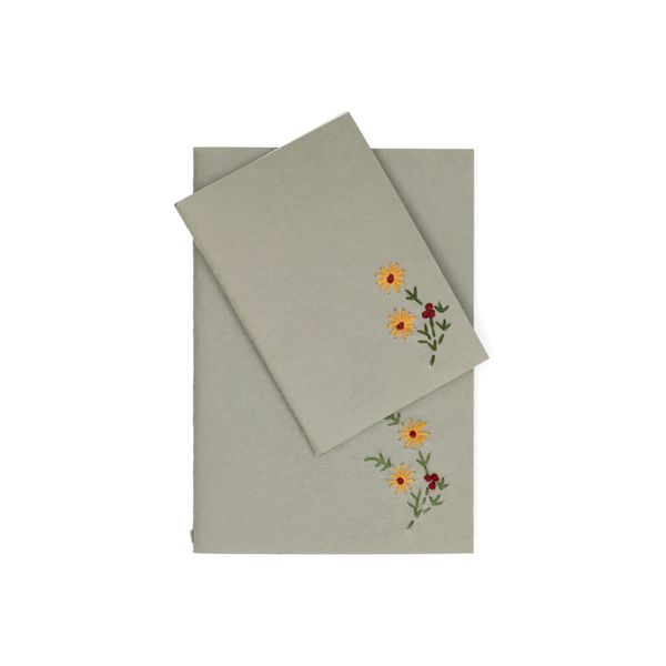 Heft, farbiges Kraftpapier, gestickte Blume, A5