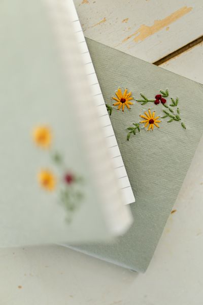 Heft, farbiges Kraftpapier, gestickte Blume, A6