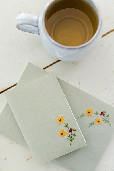 Heft, farbiges Kraftpapier, gestickte Blume, A6