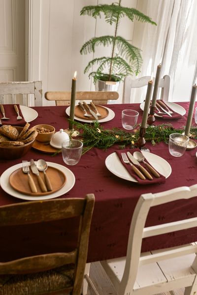 Nappe brodée, coton bio GOTS, brindilles, bordeaux, 145 x 300 cm