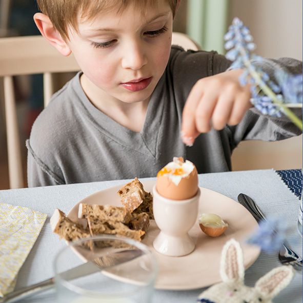 Eierdopje op voet, porselein 