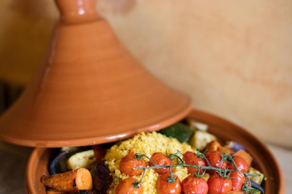 Tajine met couscous, groente en ras-el-hanout