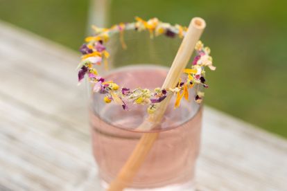 Citroenlimonade met een bloemenrandje 
