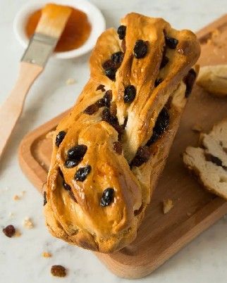 Brioche vlechtbrood met rozijnen