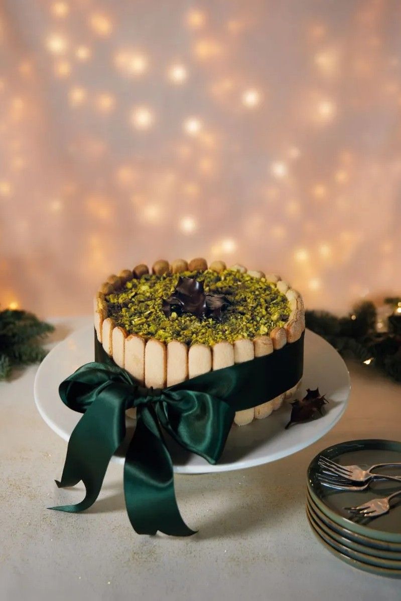 Charlotte Russe met pistache-bavarois en chocolade hulstblaadjes Charlotte Russe met pistache-bavarois en chocolade hulstblaadjes