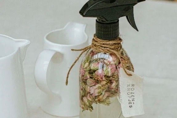 DIY: geurspray met etherische olie en gedroogde bloemen