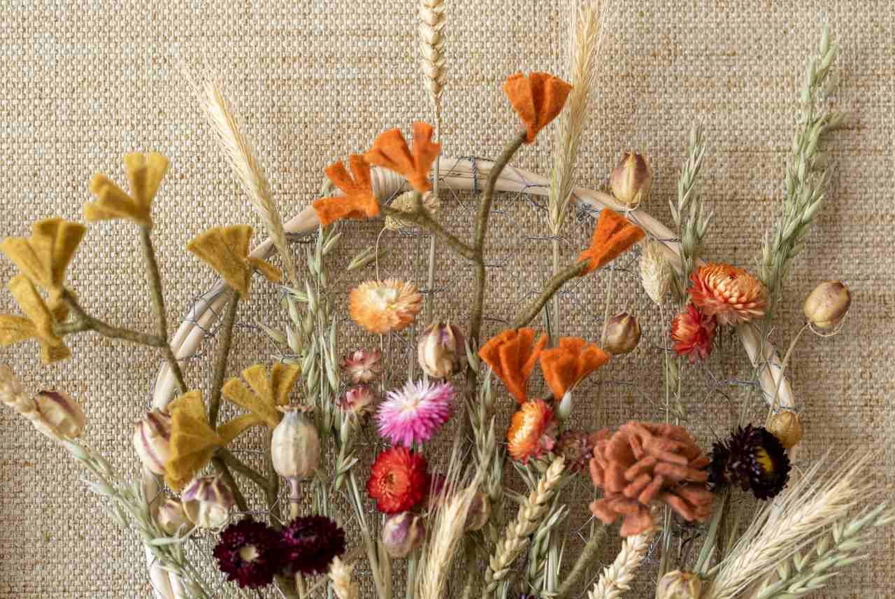 Krans met vilt en droogbloemen