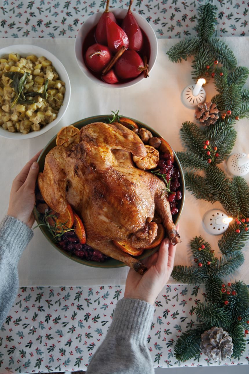Gevulde kalkoen met kastanjes, sinaasappel, cranberry-compote en gepofte knoflook Gevulde kalkoen met kastanjes, sinaasappel, cranberry-compote en gepofte knoflook