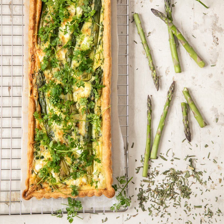 Hartige taart met groene asperges, erwtjes en gedroogde dragon Hartige taart met groene asperges, erwtjes en gedroogde dragon