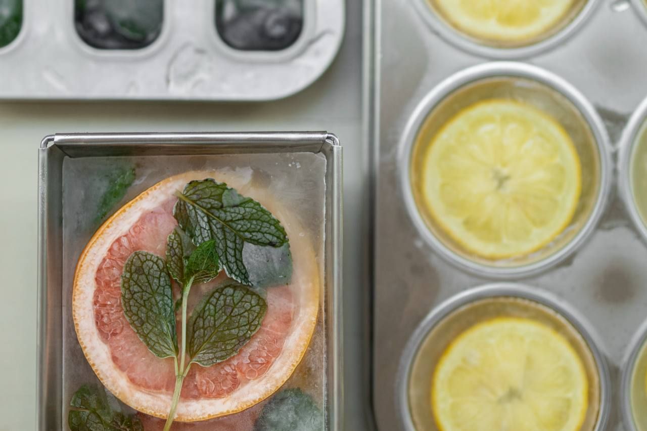IJsblokken met fruit en munt