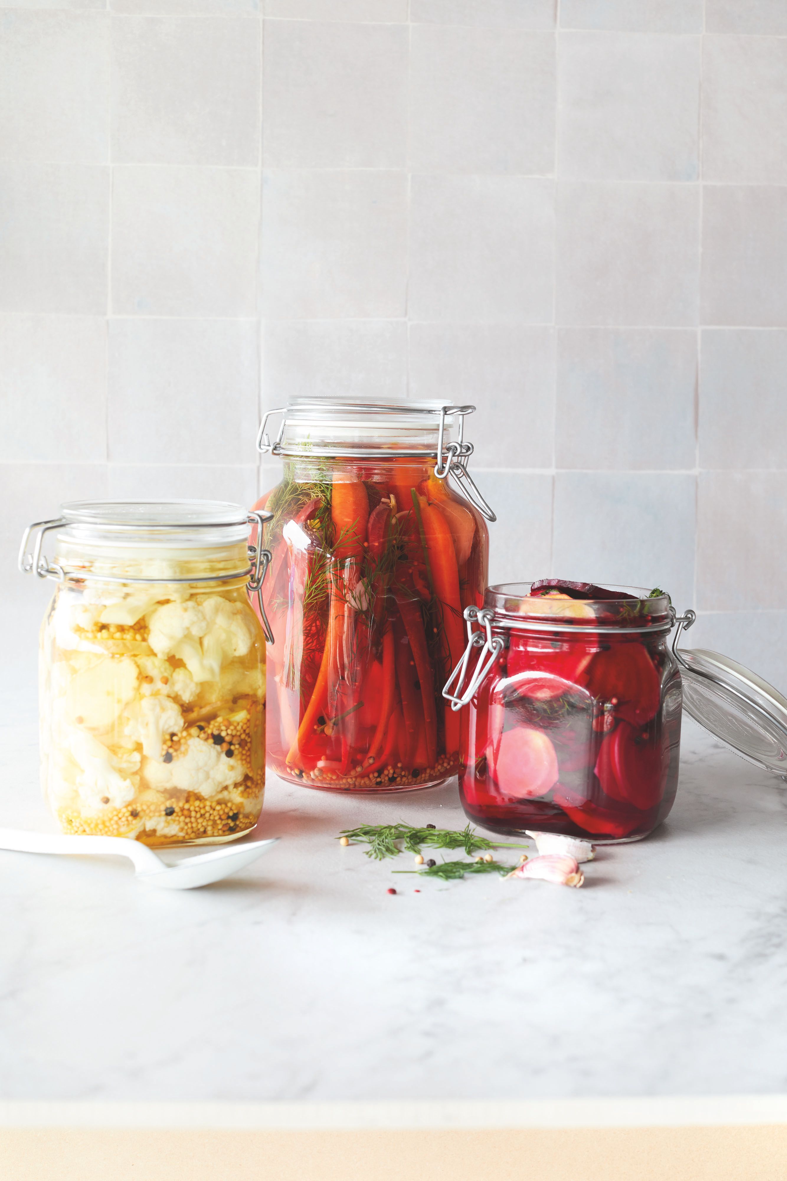 Ingemaakte zoetzure bietjes, regenboogwortel en bloemkoolroosjes Ingemaakte zoetzure bietjes, regenboogwortel en bloemkoolroosjes