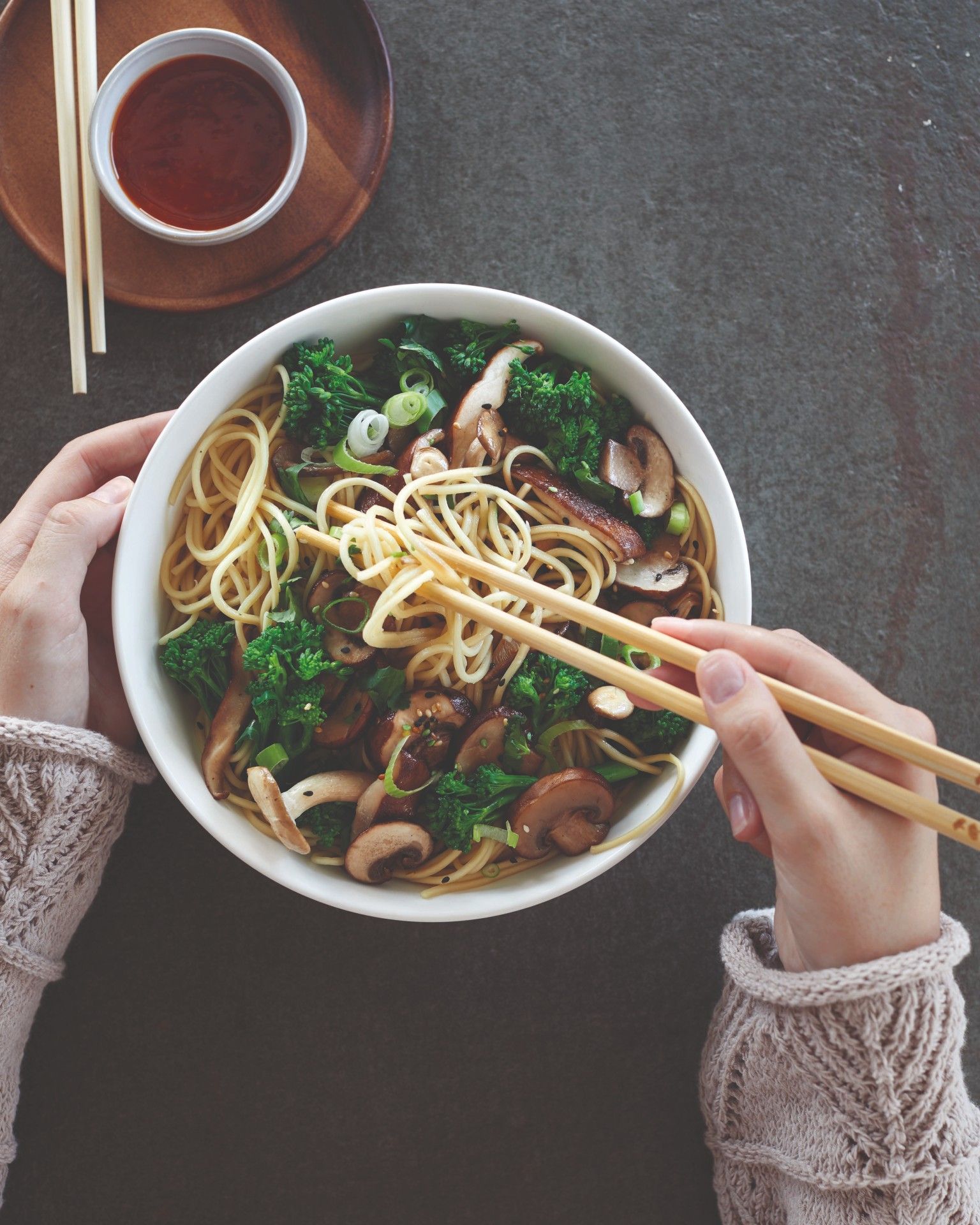 Japanse noodles met paddenstoelen, bimi en verse koriander Japanse noodles met paddenstoelen, bimi en verse koriander