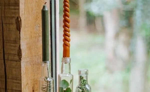 DIY: Kerzenständer mit grünen Zweigen