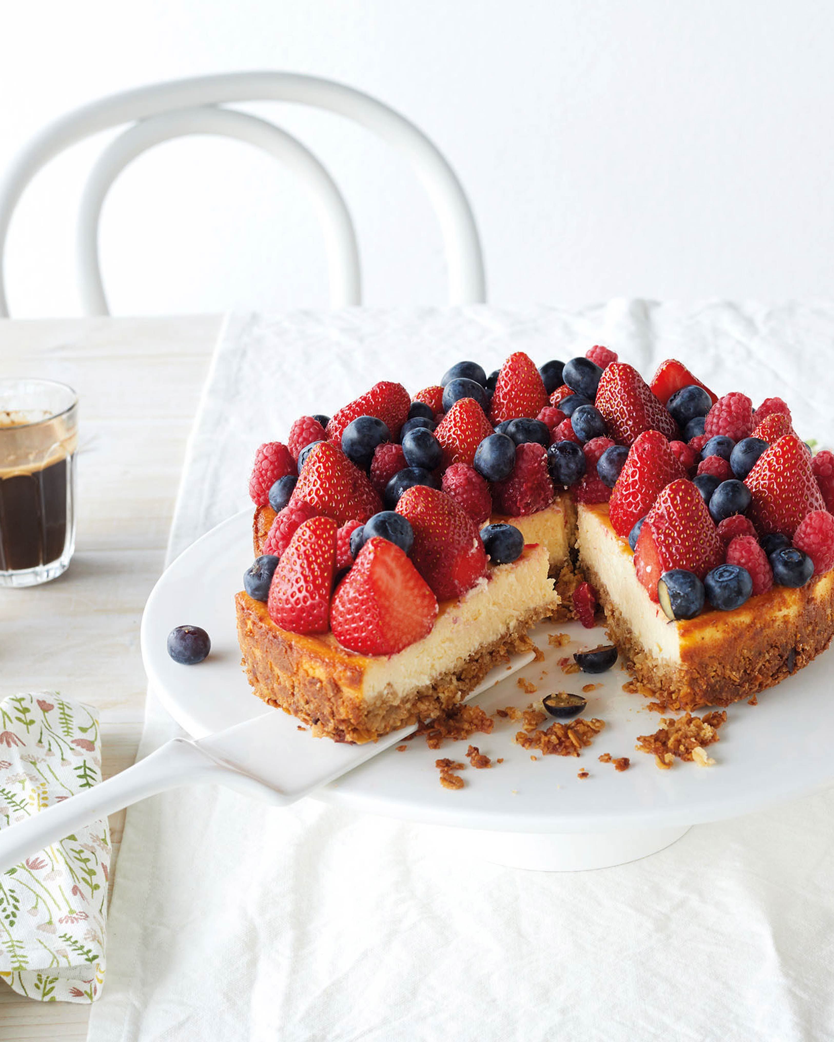 New York lemon-vanilla cheesecake met zomers rood fruit New York lemon-vanilla cheesecake met zomers rood fruit