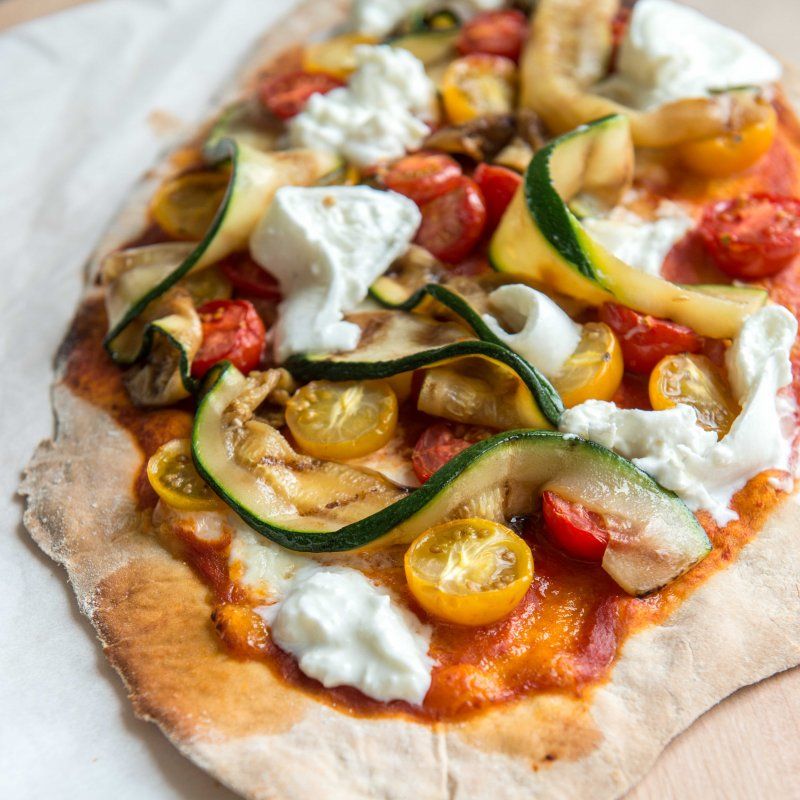 Pizza met kerstomaatjes, gegrilde courgette en burrata Pizza met kerstomaatjes, gegrilde courgette en burrata