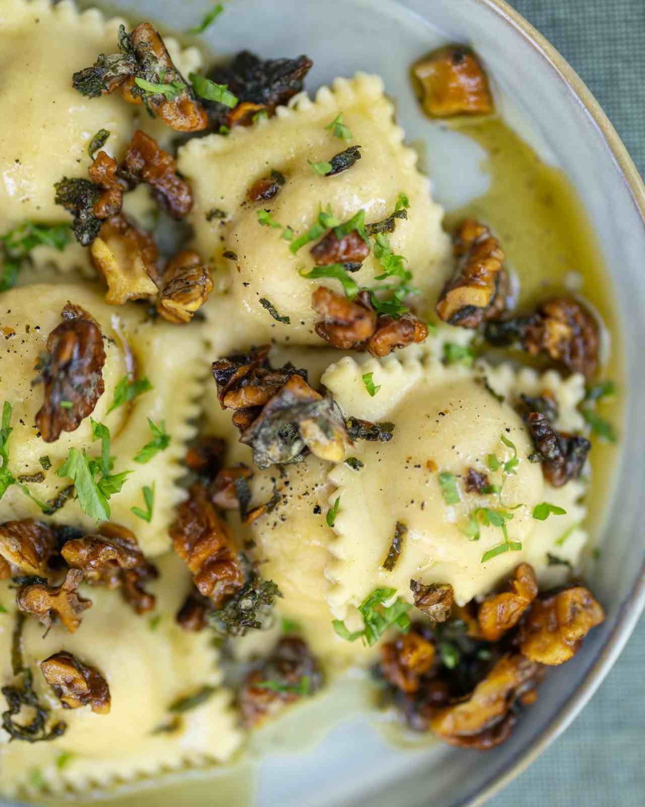 Ravioli met pompoen, ricotta, walnootboter en salie 