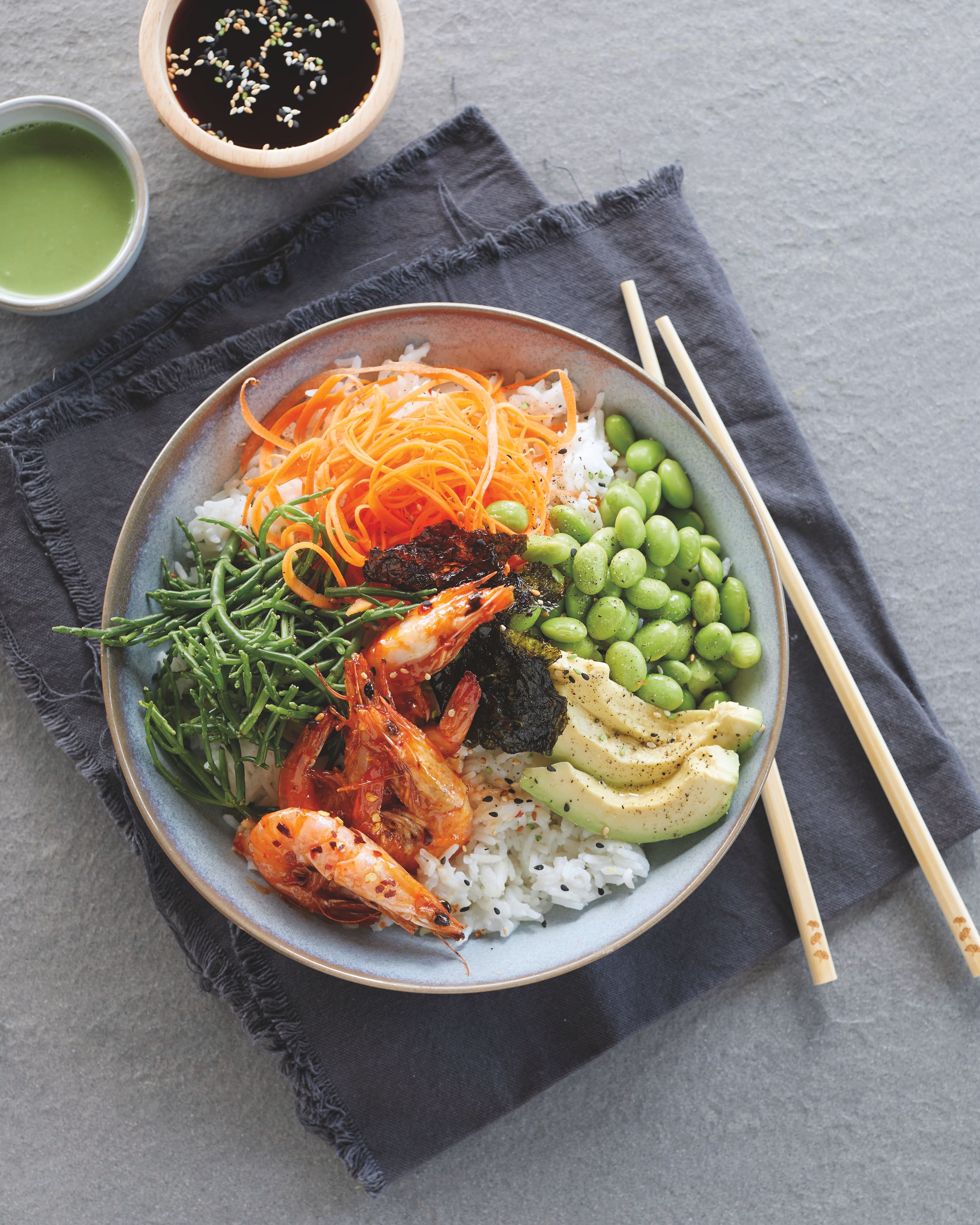 Sushibowl met edamame, wortelspirelli, zeekraal, avocado, sweet chili gamba’s en zeewierchips Sushibowl met edamame, wortelspirelli, zeekraal, avocado, sweet chili gamba’s en zeewierchips
