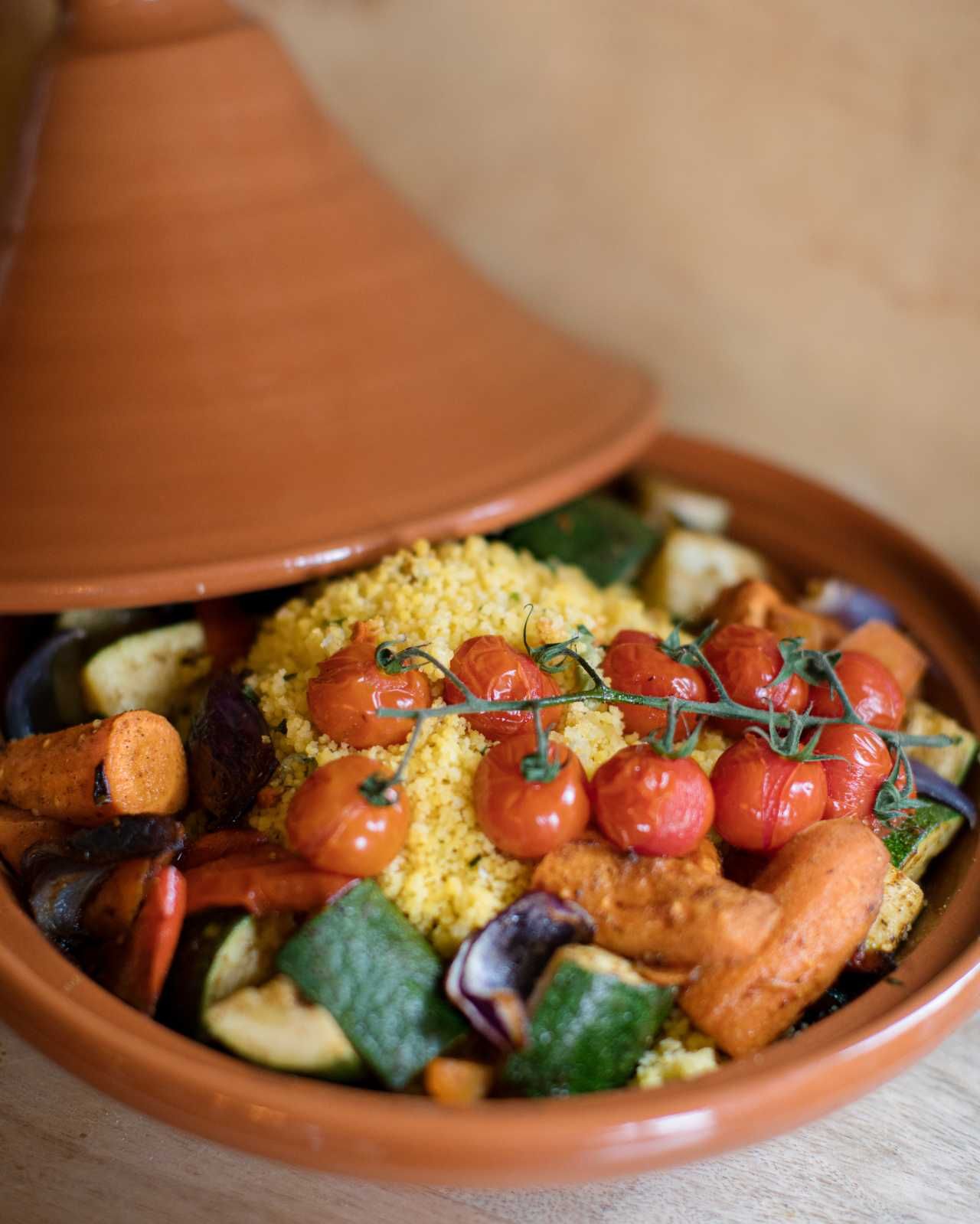 Tajine mit Couscous, Gemüse und Ras el Hanout