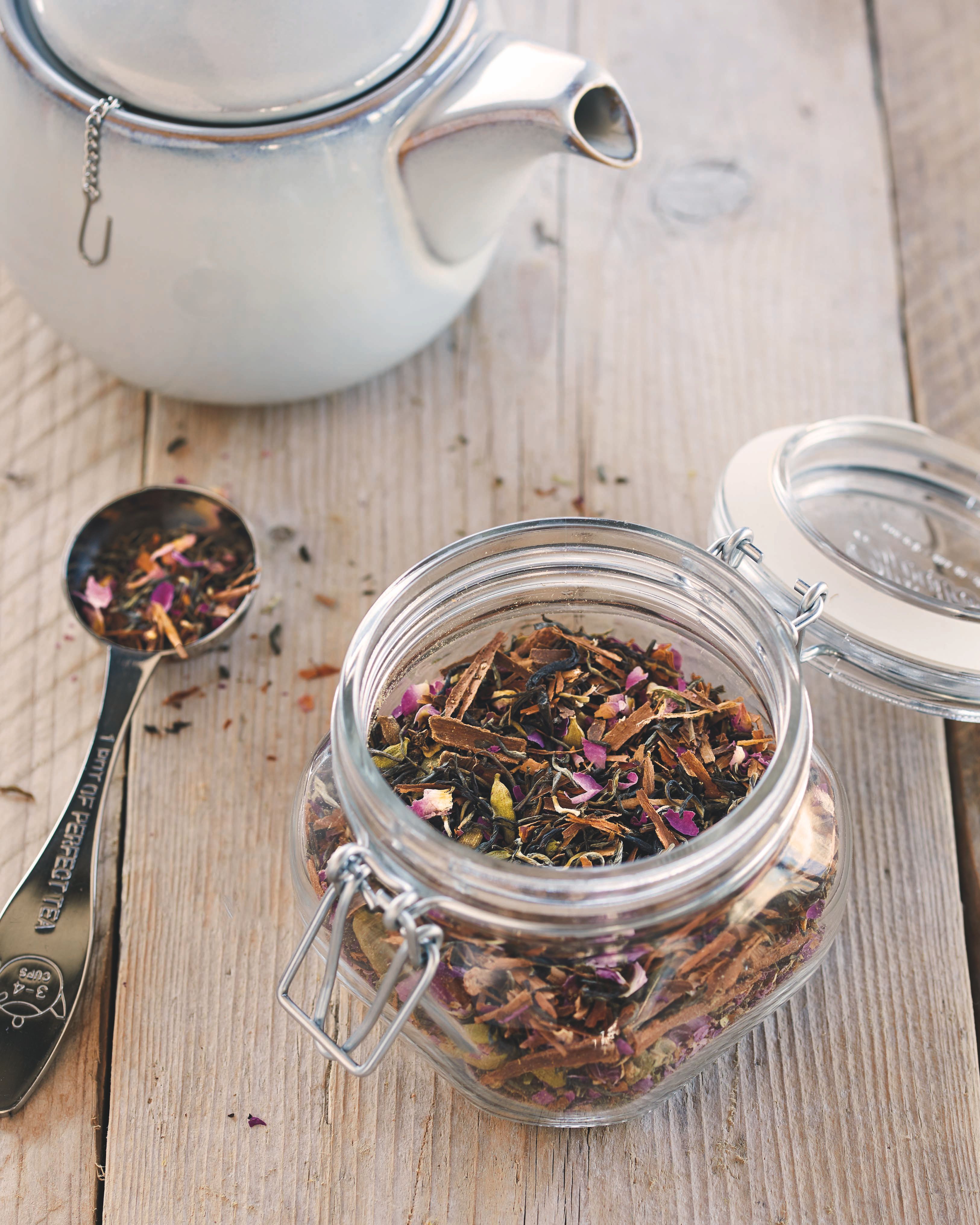 Zelfgemaakte chai van groene thee, rozenblaadjes, kardemom, kruidnagel en kaneel Zelfgemaakte chai van groene thee, rozenblaadjes, kardemom, kruidnagel en kaneel