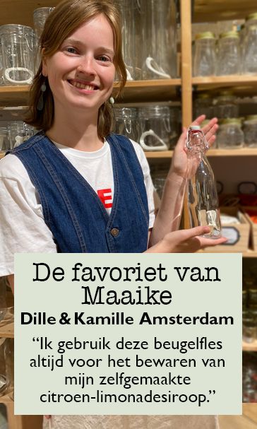 Winkelmedewerker Maaike uit Amsterdam Nieuwendijk met haar favoriet: de beugelfles. Winkelmedewerker Maaike uit Amsterdam Nieuwendijk met haar favoriet: de beugelfles.