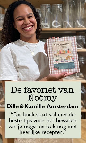 Winkelmedewerker Noëmy uit Amsterdam Nieuwendijk met haar favoriet: het oogstbewaarboek. Winkelmedewerker Noëmy uit Amsterdam Nieuwendijk met haar favoriet: het oogstbewaarboek