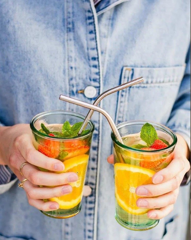 Frisse mocktail met verse munt en aardbeien