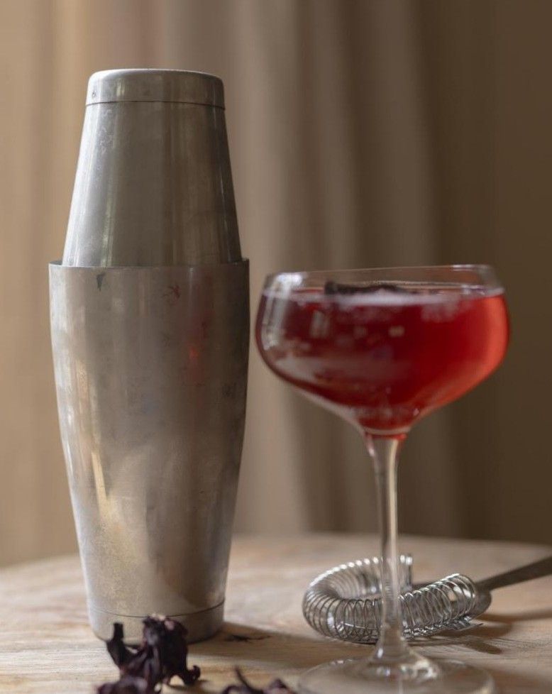 Feestelijke mocktail met hibiscus en vlierbloesem