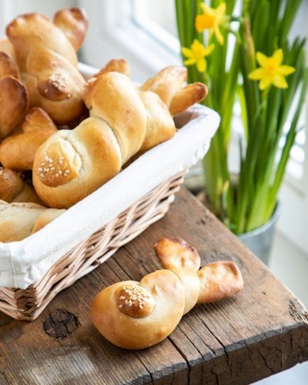 paasbroodjes met sesamzaadjes paasbroodjes met sesamzaadjes