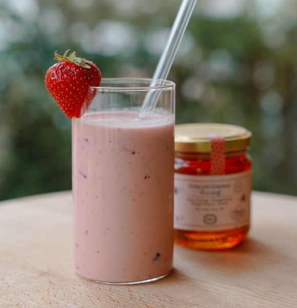 smoothie met aardbeien en amandelmelk smoothie met aardbeien en amandelmelk