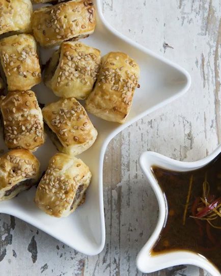 Thais worstenbroodje met dipsaus