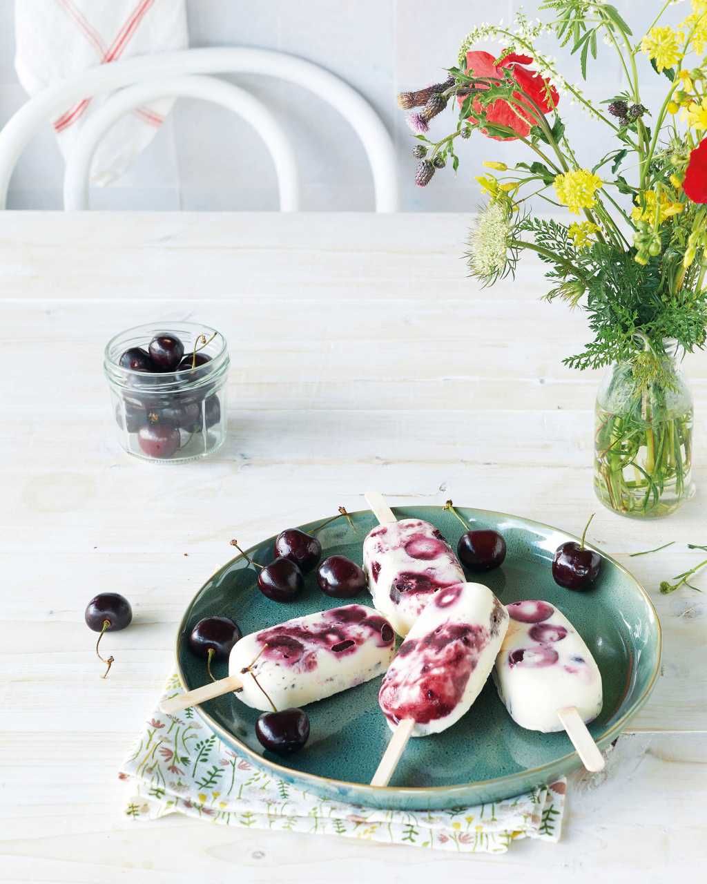 Zomerse yoghurt-honing-kersen-chocolade ijsjes Zomerse yoghurt-honing-kersen-chocolade ijsjes